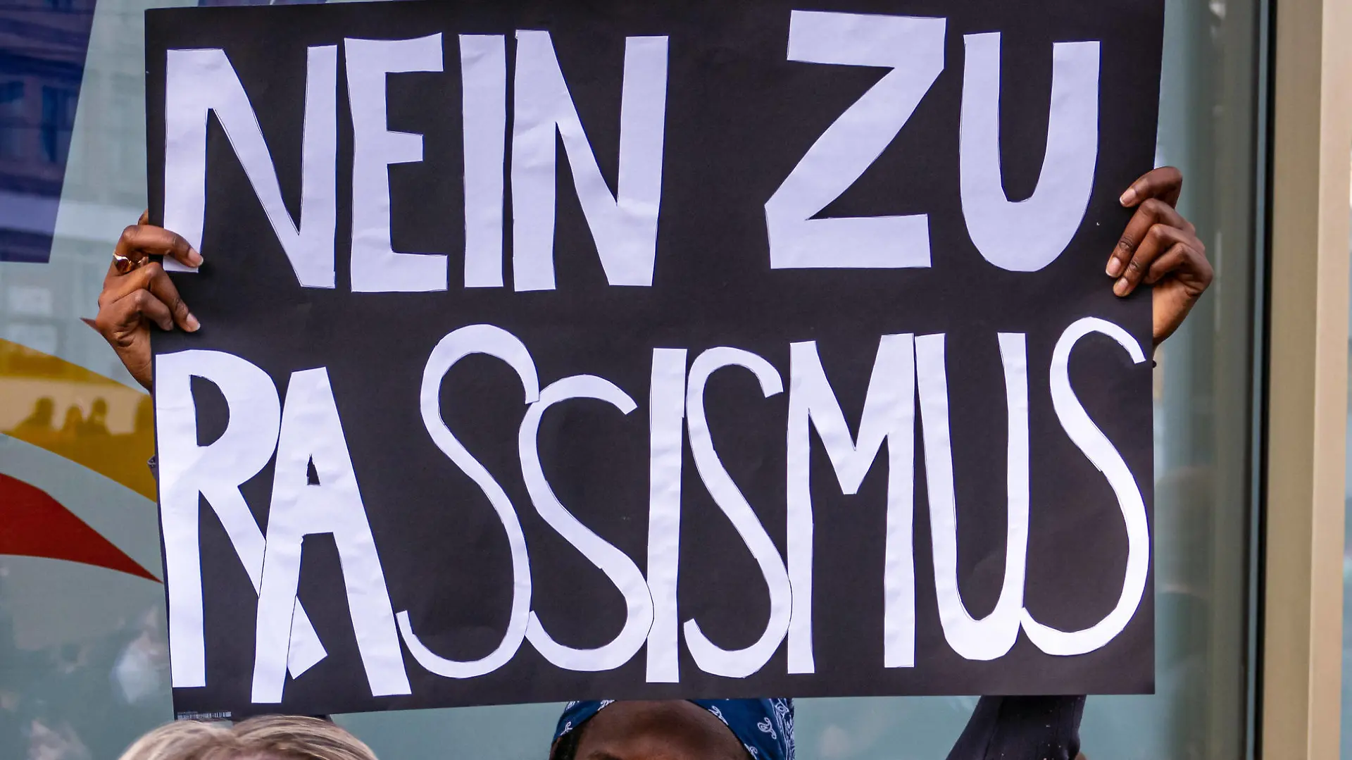 06.06.2020,Berlin,Deutschland,GER,Nach dem Tod von George Floyd kommen Tausende von Menschen zu einer Demonstration gegen Rassismus und Polizeigewalt am Alexanderplatz zusammen. *** 06 06 2020,Berlin,Germany,GER,After the death of George Floyd thousands of people gather at Alexanderplatz for a demonstration against racism and police violence