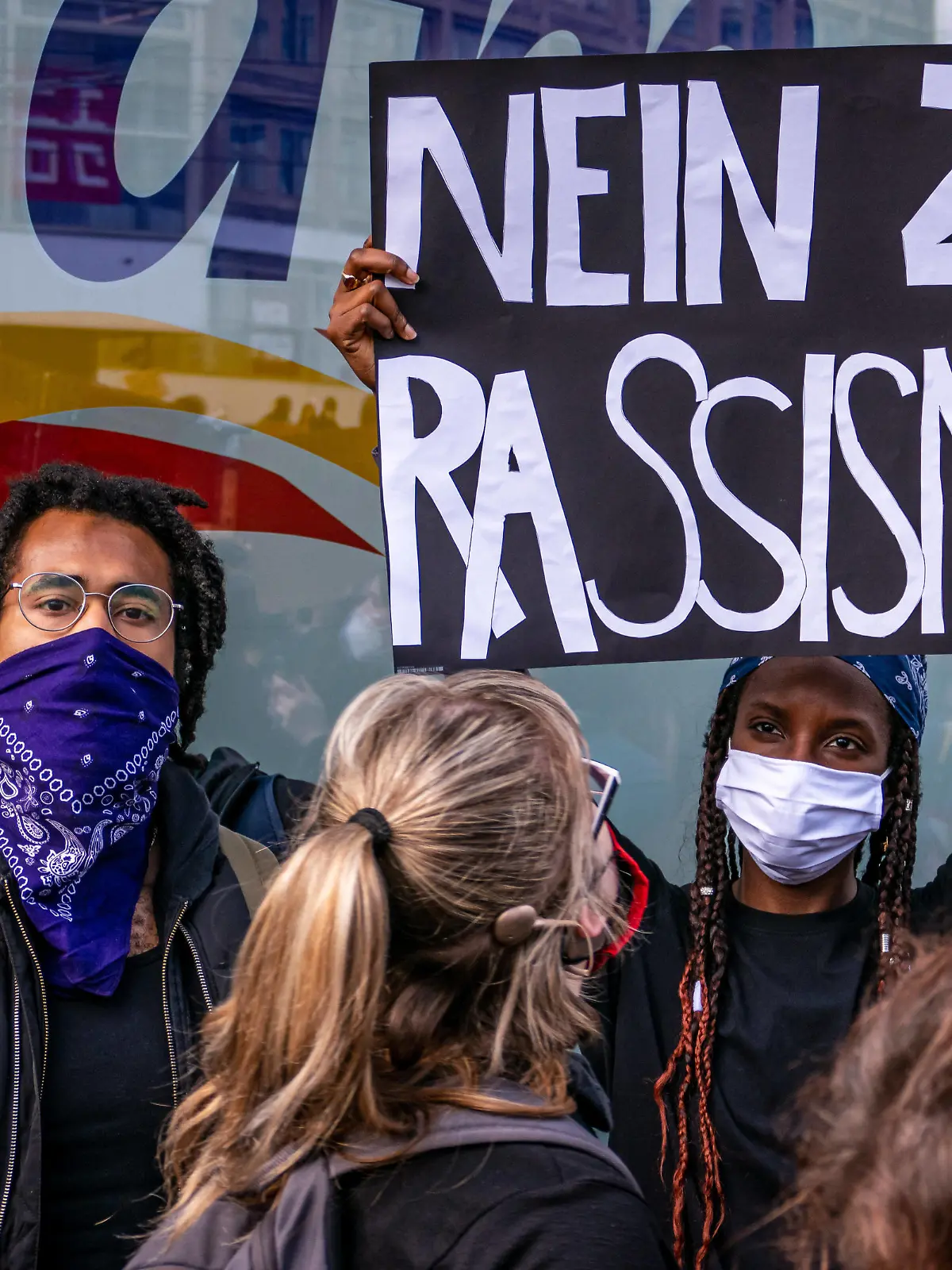  06.06.2020,Berlin,Deutschland,GER,Nach dem Tod von George Floyd kommen Tausende von Menschen zu einer Demonstration gegen Rassismus und Polizeigewalt am Alexanderplatz zusammen. *** 06 06 2020,Berlin,Germany,GER,After the death of George Floyd thousands of people gather at Alexanderplatz for a demonstration against racism and police violence