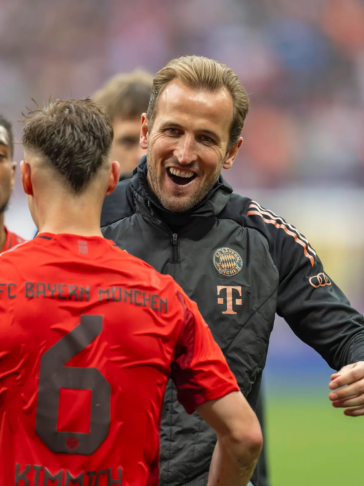 Harry Kane jubelt mit Joshua Kimmich.