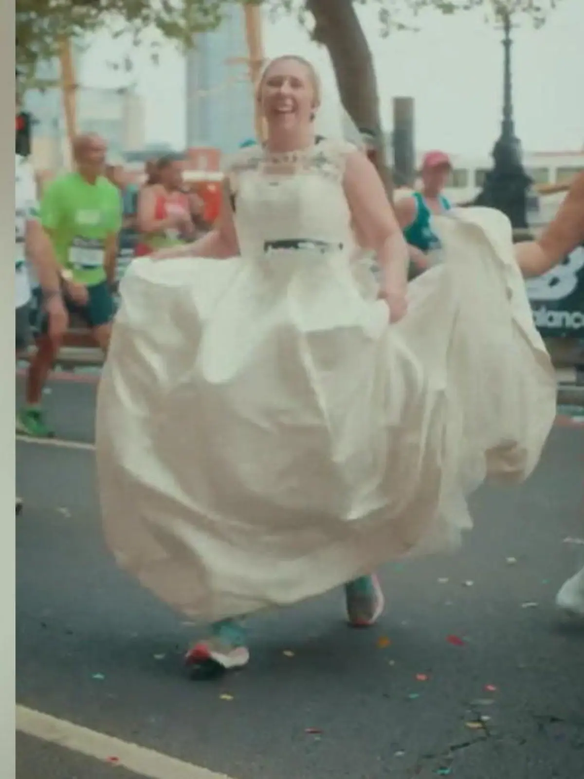 Bild zu: "Im Brautkleid! Für IHN läuft sie 12 Marathons in 12 Monaten"