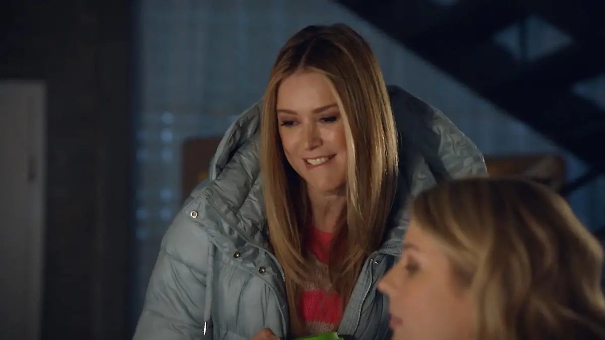 Jessy (Nina Ensmann) und Alicia (Josefin Bressel) leisten als Trauzeuginnen ganze Arbeit