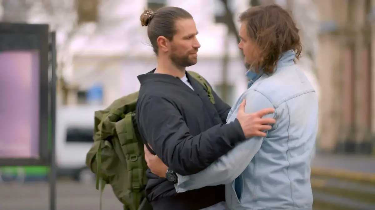 Henry verabschiedet sich von David.