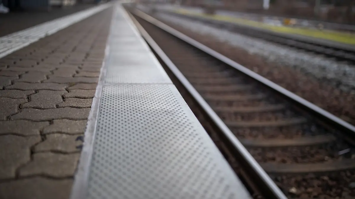An einem Bahnhof in Altenerding gab es einen Vorfall mit einem Mann, der ein Messer bei sich trug. (Symbolfoto)