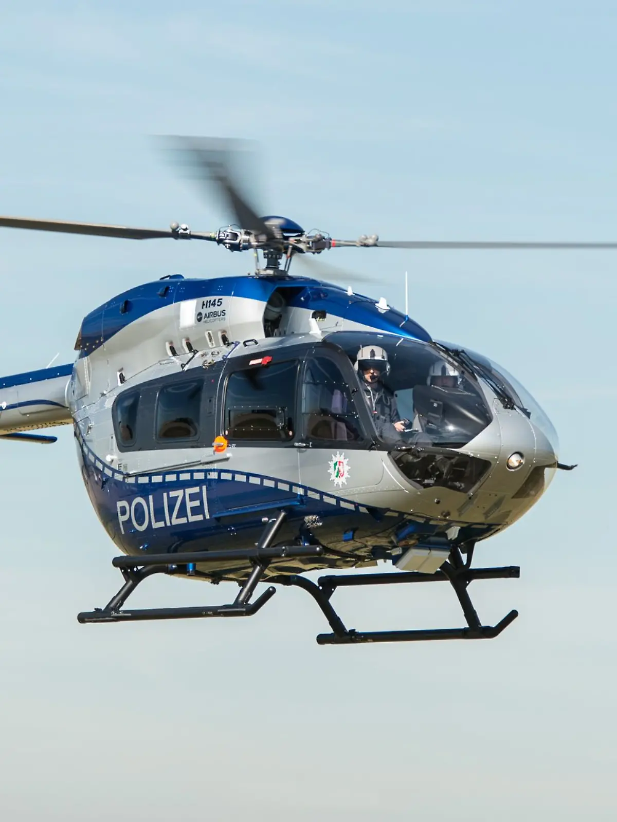 Bild zu: "Schüsse in Wohngebiet – Polizei jagt flüchtigen Täter mit Hubschrauber"