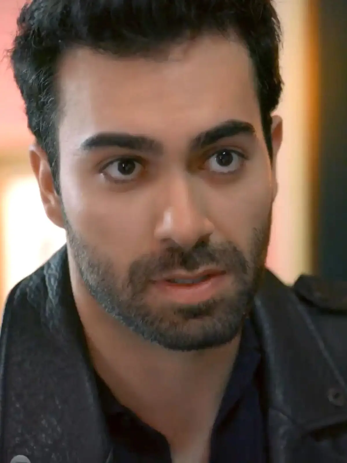 Unter uns: Baris bittet Theo um einen windigen Gefallen