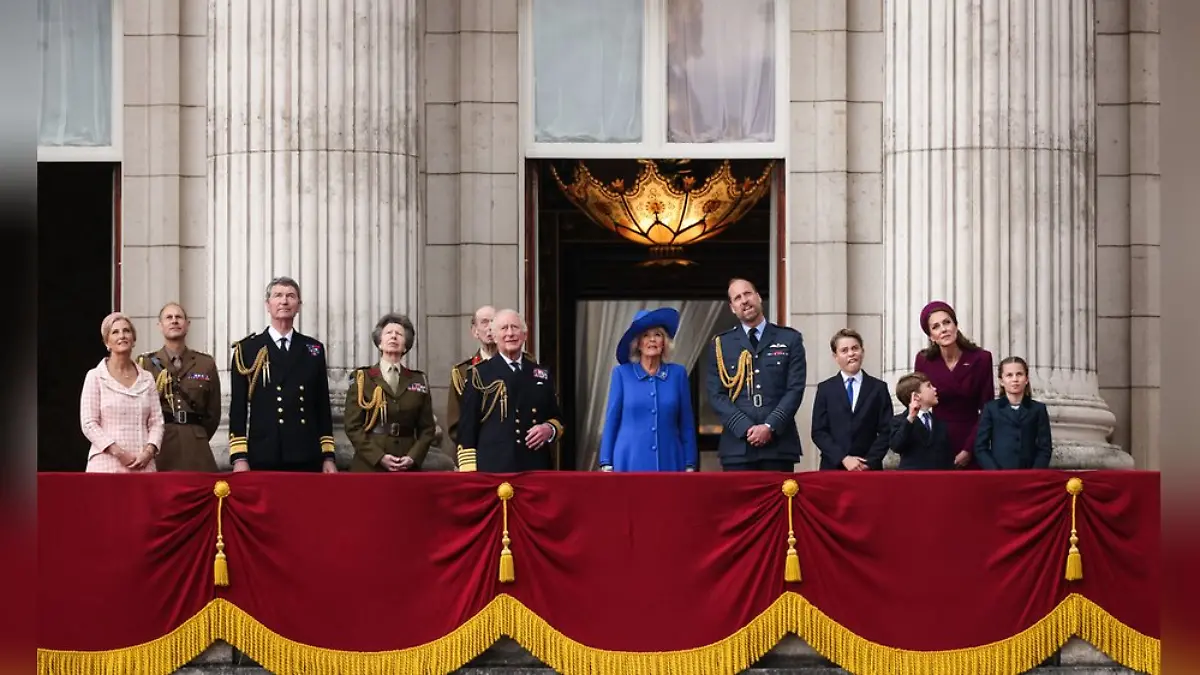 Die britische Königsfamilie beobachtet den Flypast zum VE Day vom Balkon des Buckingham-Palasts