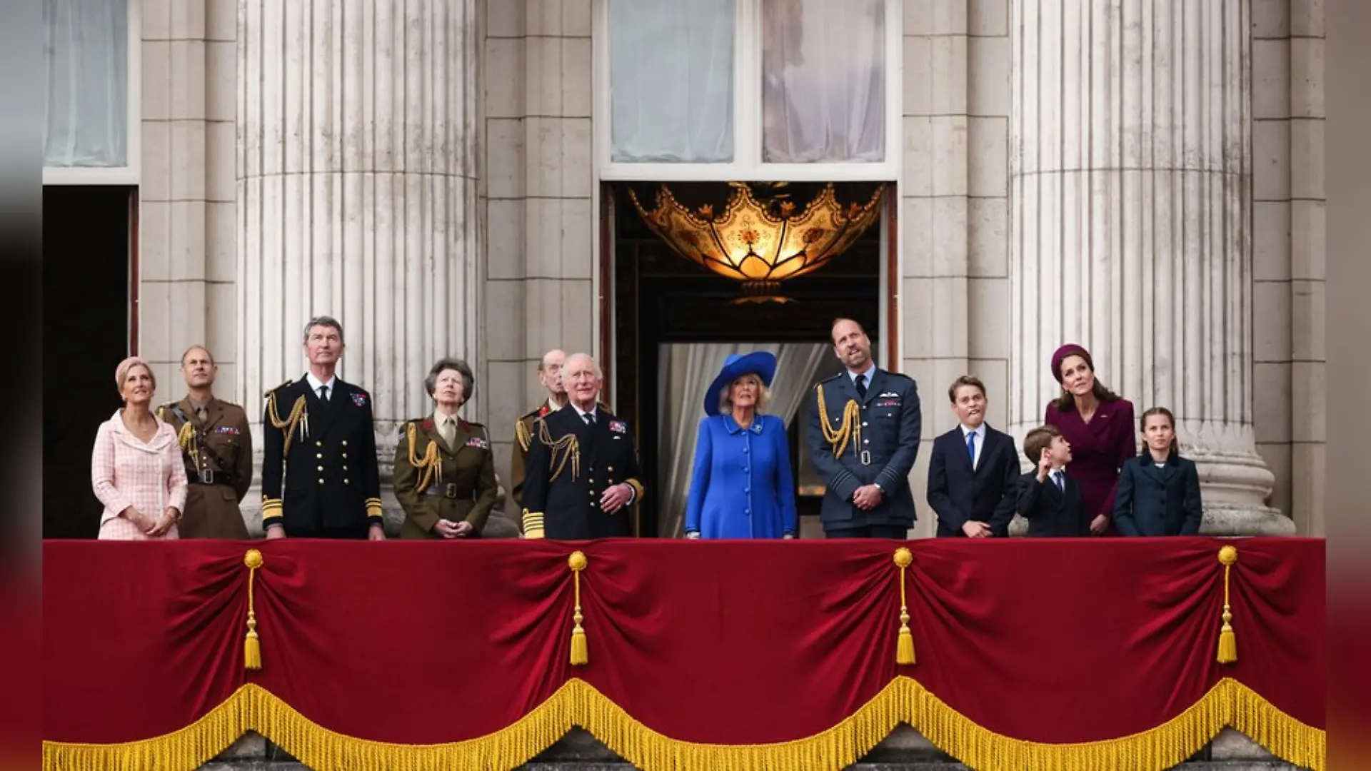 Die britische Königsfamilie beobachtet den Flypast zum VE Day vom Balkon des Buckingham-Palasts