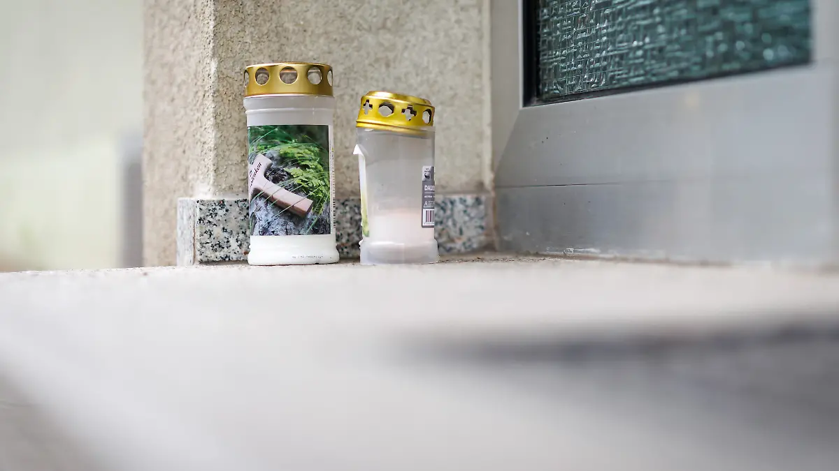 Grablichter mit der Aufschrift «In Gedenken» stehen an einem Hauseingang in der Nürnberger Südstadt. Vergangenen Mittwoch (05.05.2025) fand die Polizei in einer Wohnung des Wohnhauses einen toten 19-Jährigen und eine lebensgefährlich verletzte 14-Jährige. Ein 15-Jähriger sitzt wegen des Verdachts des Mordes an dem 19-Jährigen in Untersuchungshaft.