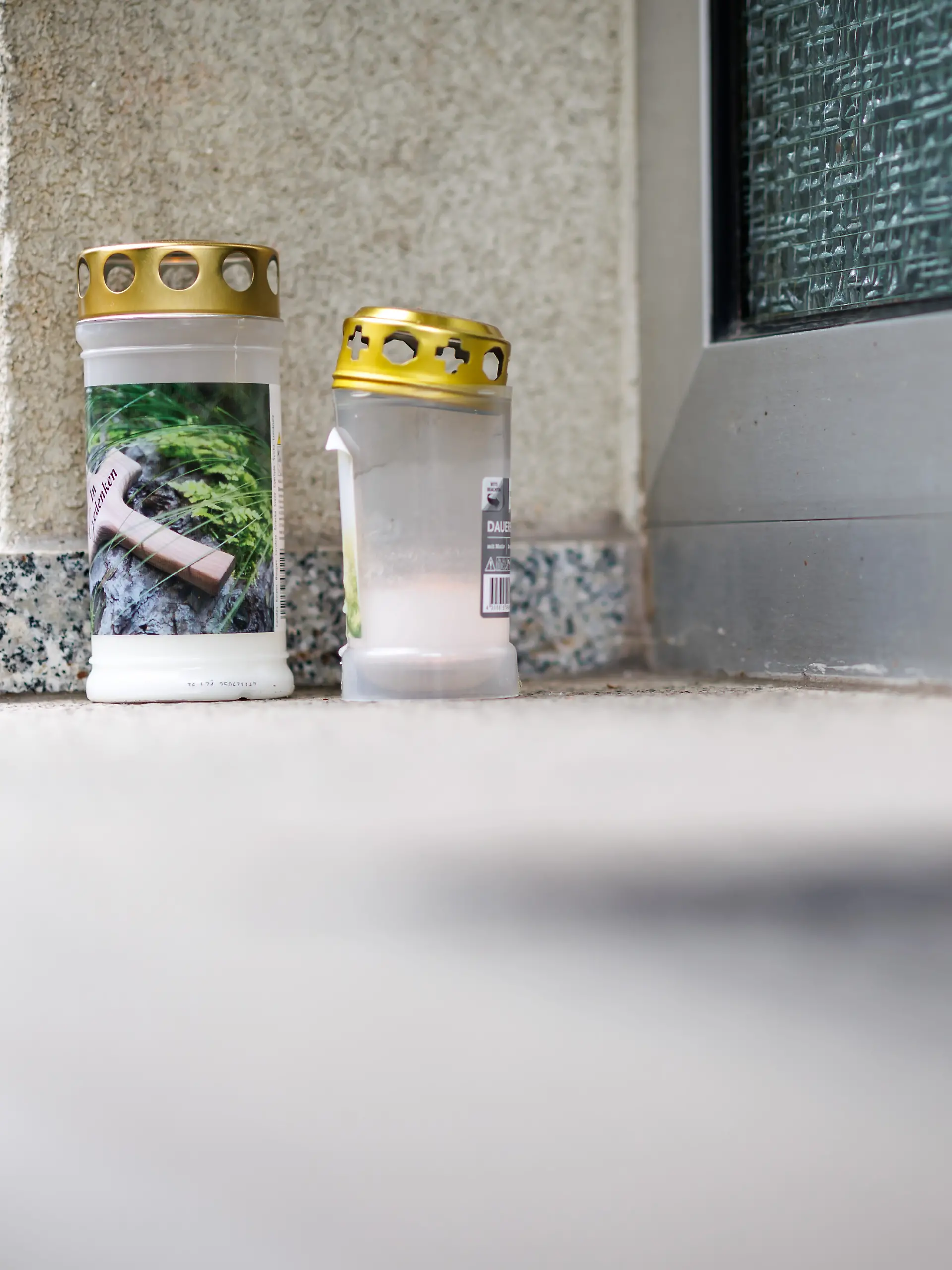 Grablichter mit der Aufschrift «In Gedenken» stehen an einem Hauseingang in der Nürnberger Südstadt. Vergangenen Mittwoch (05.05.2025) fand die Polizei in einer Wohnung des Wohnhauses einen toten 19-Jährigen und eine lebensgefährlich verletzte 14-Jährige. Ein 15-Jähriger sitzt wegen des Verdachts des Mordes an dem 19-Jährigen in Untersuchungshaft.