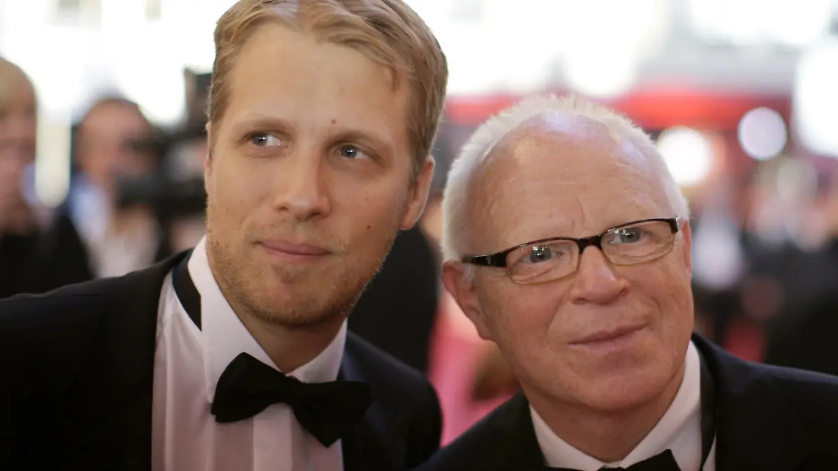 Comedian Oliver Pocher (l) und sein Vater Gerhard kommen am Samstag (26.09.2009) in Köln zur Verleihung des Deutschen Fernsehpreises. Der Deutsche Fernsehpreis, der in diesem Jahr in 19 Kategorien verliehen wird, dazu kommen zwei mit jeweils 15.000 Euro dotierte Förderpreise und der Ehrenpreis, wird bereits zum elften Mal verliehen. Foto: Rolf Vennenbernd dpa/lnw +++(c) dpa - Bildfunk+++
