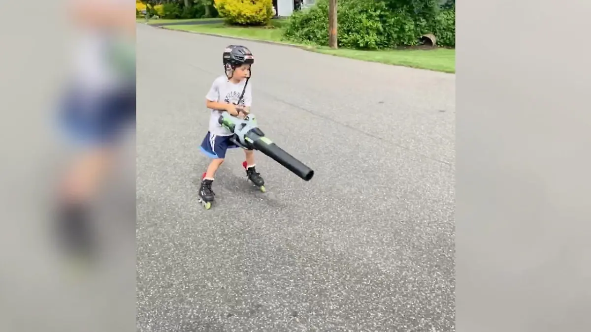 Der kleine Gregory skatet mit Papas Laubbläser-Antrieb Wenn Ihr Sohn mal Langeweile hat