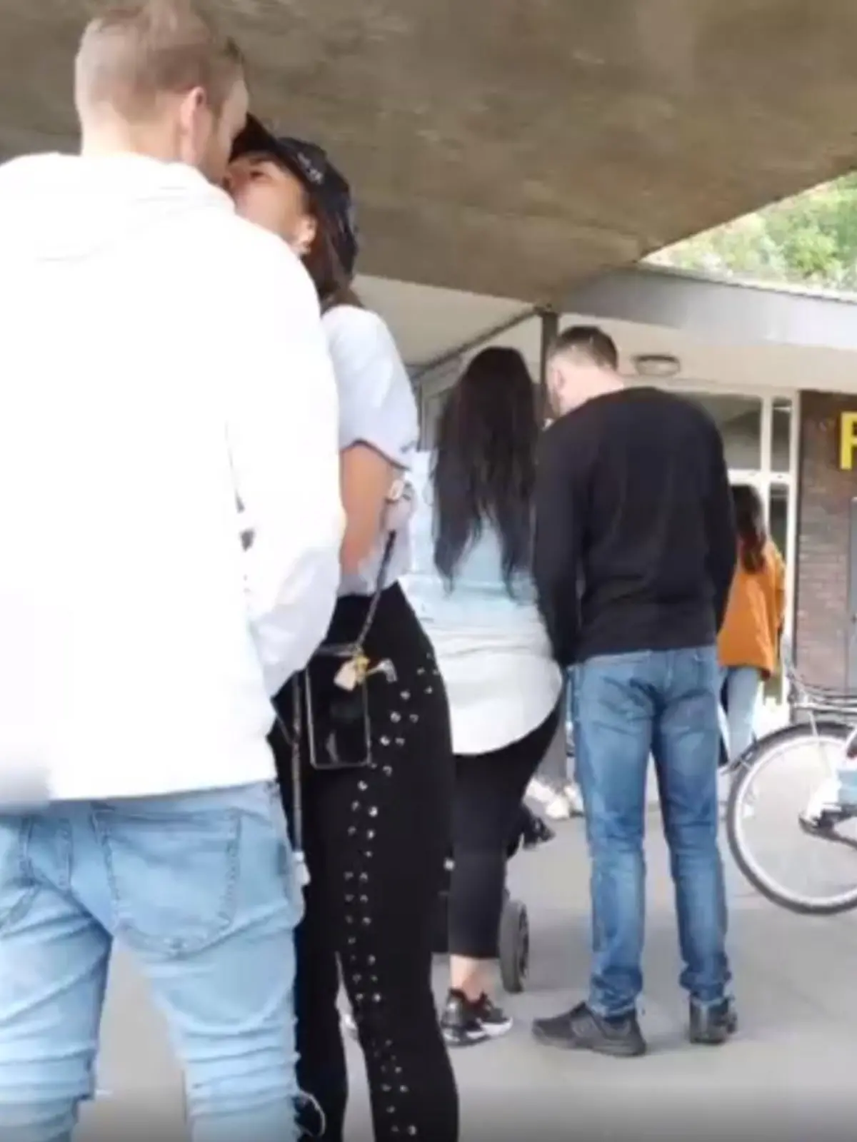 Sarah Lombardi ist mit Julian Büscher und Alessio in Köln unterwegs.