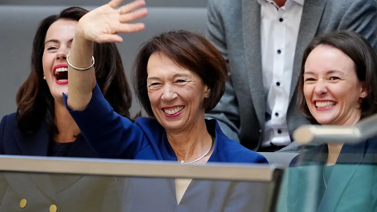 Charlotte Merz (M), Ehefrau des designierten Bundeskanzlers Merz, und ihre Töchter Carola Clüsener (l) und Constanze Merz verfolgen die Kanzlerwahl im Bundestag von der Besuchertribüne aus.