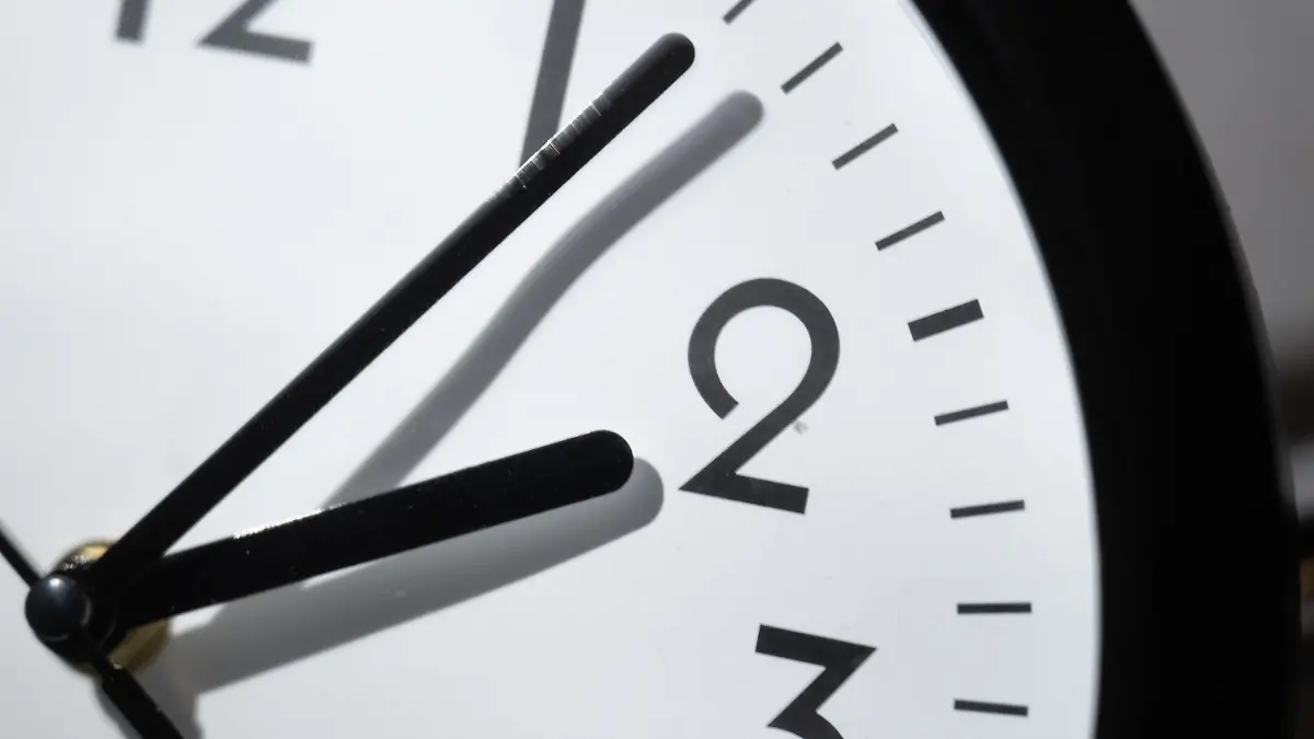 21.03.2023, Hessen, Gießen: Die Zeiger einer analogen Uhr stehen zwischen zwei und drei Uhr. Am 26. März werden die Uhren um 02:00 Uhr auf 03:00 Uhr vorgestellt und die Sommerzeit beginnt. Foto: Sebastian Christoph Gollnow/dpa +++ dpa-Bildfunk +++