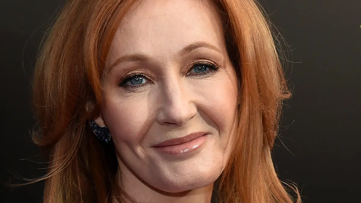 ARCHIV - 22.04.2018, USA, New York: Die Autorin J.K. Rowling kommt zur Premiere des Theaterstücks «Harry Potter and the Cursed Child» («Harry Potter und das verwunschene Kind») ins Lyric Theatre am Broadway. (zu dpa "J.K. Rowling schreibt über Erfahrungen mit häuslicher Gewalt") Foto: Evan Agostini/Invision/AP/dpa +++ dpa-Bildfunk +++