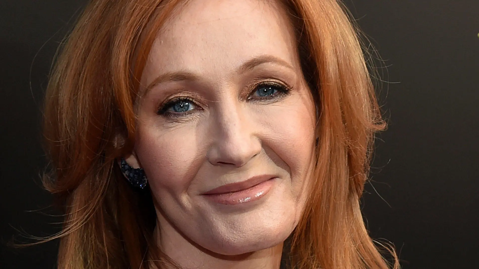 ARCHIV - 22.04.2018, USA, New York: Die Autorin J.K. Rowling kommt zur Premiere des Theaterstücks «Harry Potter and the Cursed Child» («Harry Potter und das verwunschene Kind») ins Lyric Theatre am Broadway. (zu dpa "J.K. Rowling schreibt über Erfahrungen mit häuslicher Gewalt") Foto: Evan Agostini/Invision/AP/dpa +++ dpa-Bildfunk +++