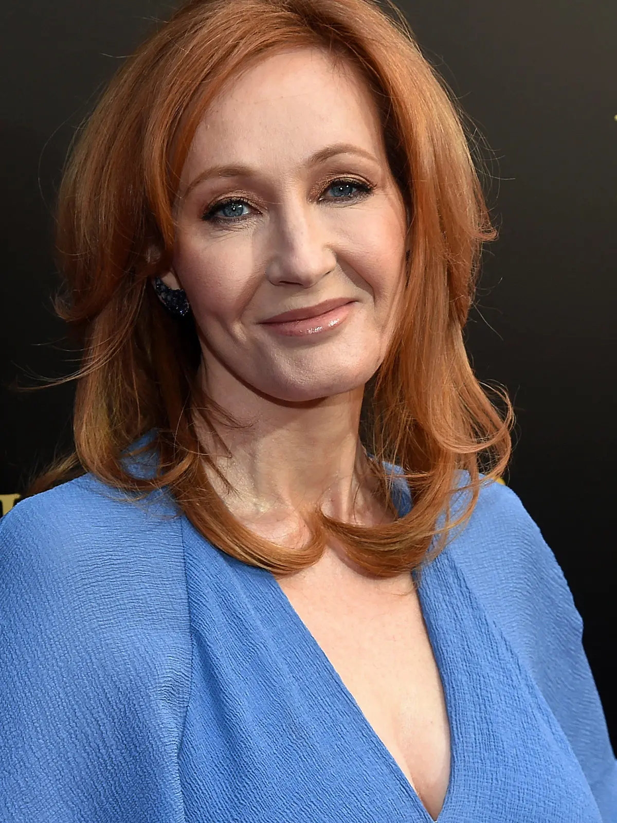 ARCHIV - 22.04.2018, USA, New York: Die Autorin J.K. Rowling kommt zur Premiere des Theaterstücks «Harry Potter and the Cursed Child» («Harry Potter und das verwunschene Kind») ins Lyric Theatre am Broadway. (zu dpa "J.K. Rowling schreibt über Erfahrungen mit häuslicher Gewalt") Foto: Evan Agostini/Invision/AP/dpa +++ dpa-Bildfunk +++