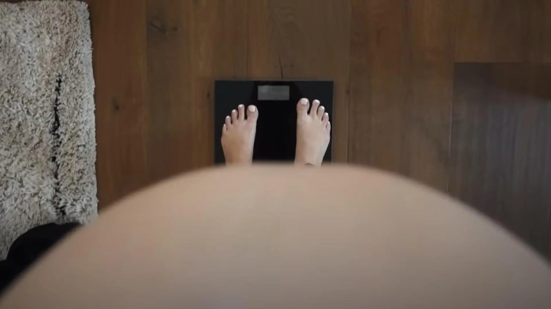 Sarah Harrison stellt sich in einem neuen Update-Video mit Babybauch auf die Waage.