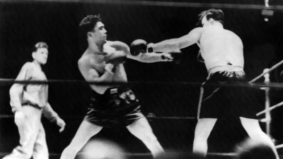ARCHIV - 12.06.1930, USA, New York: Max Schmeling (l) bei seinem WM Boxkampf gegen den US-Amerikaner Jack Sharkey. Schmeling wurde durch einen Disqualifizierungssieg über Sharkey Boxweltmeister aller Klassen. (nur s/w - Bestmögliche Qualität) (zu dpa: «Tiefschlag in die Geschichtsbücher: Schmeling auf dem Box-Thron») Foto: DB/dpa +++ dpa-Bildfunk +++