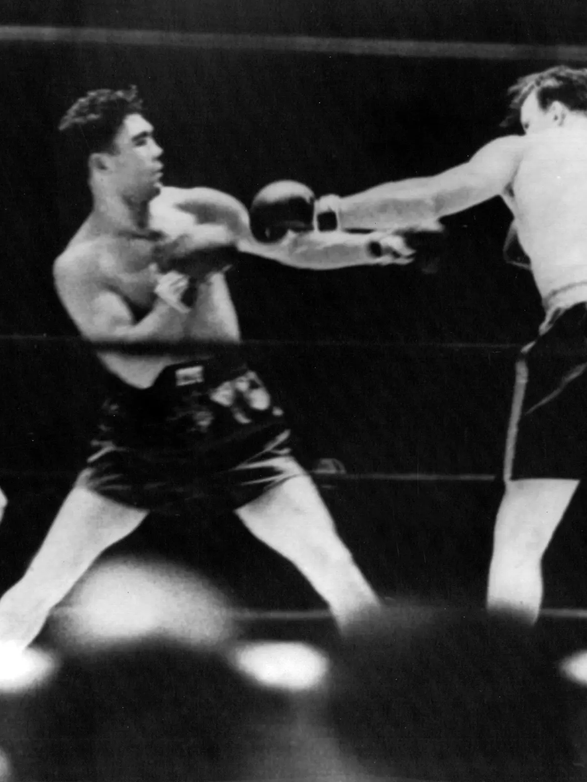 ARCHIV - 12.06.1930, USA, New York: Max Schmeling (l) bei seinem WM Boxkampf gegen den US-Amerikaner Jack Sharkey. Schmeling wurde durch einen Disqualifizierungssieg über Sharkey Boxweltmeister aller Klassen. (nur s/w - Bestmögliche Qualität) (zu dpa: «Tiefschlag in die Geschichtsbücher: Schmeling auf dem Box-Thron») Foto: DB/dpa +++ dpa-Bildfunk +++