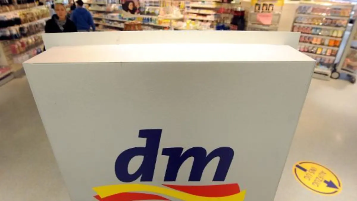 Kunden in einer Filiale der Drogeriemarktkette dm in der Karlsruher Innenstadt, aufgenommen am Dienstag (21.10.2008). Am Donnerstag (23.10.2008) findet in Karlsruhe die Jahres-Pk des zweitgrößten deutschen Drogeriekonzerns statt. Foto: Uli Deck dpa/lsw +++(c) dpa - Report+++
