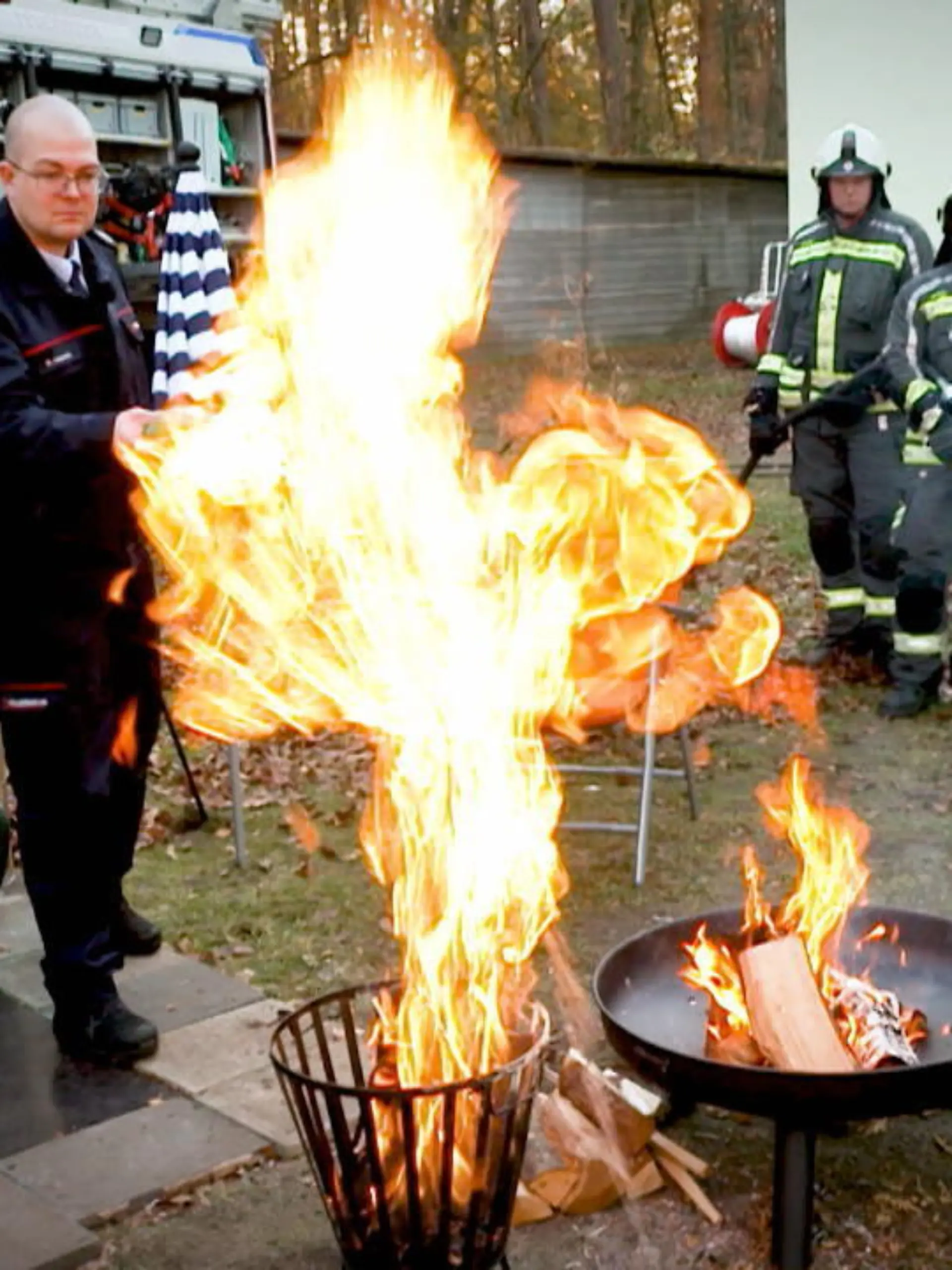 Bald geht’s ja wieder richtig los mit Grillen und dann stellen viele auch wieder Feuerschalen auf. Das sind diese Körbe, die man im Garten aufstellen kann und dann wird’s romantisch. Die gibt es in den unterschiedlichsten Preiskategorien - darunter auch sehr gefährliche. Zusammen mit der Freiwilligen Feuerwehr Hennigsdorf haben wir den Test gemacht: Wir schnell kippen die Dinger um? Wie sollte man für Balkon und Terrasse vorbereitet sein und was muss man beim Löschen beachten? Wann es im wahrsten Sinne des Wortes brenzlig wird und von welchen Produkten Sie besser die Finger lassen, zeigen wir im Video.