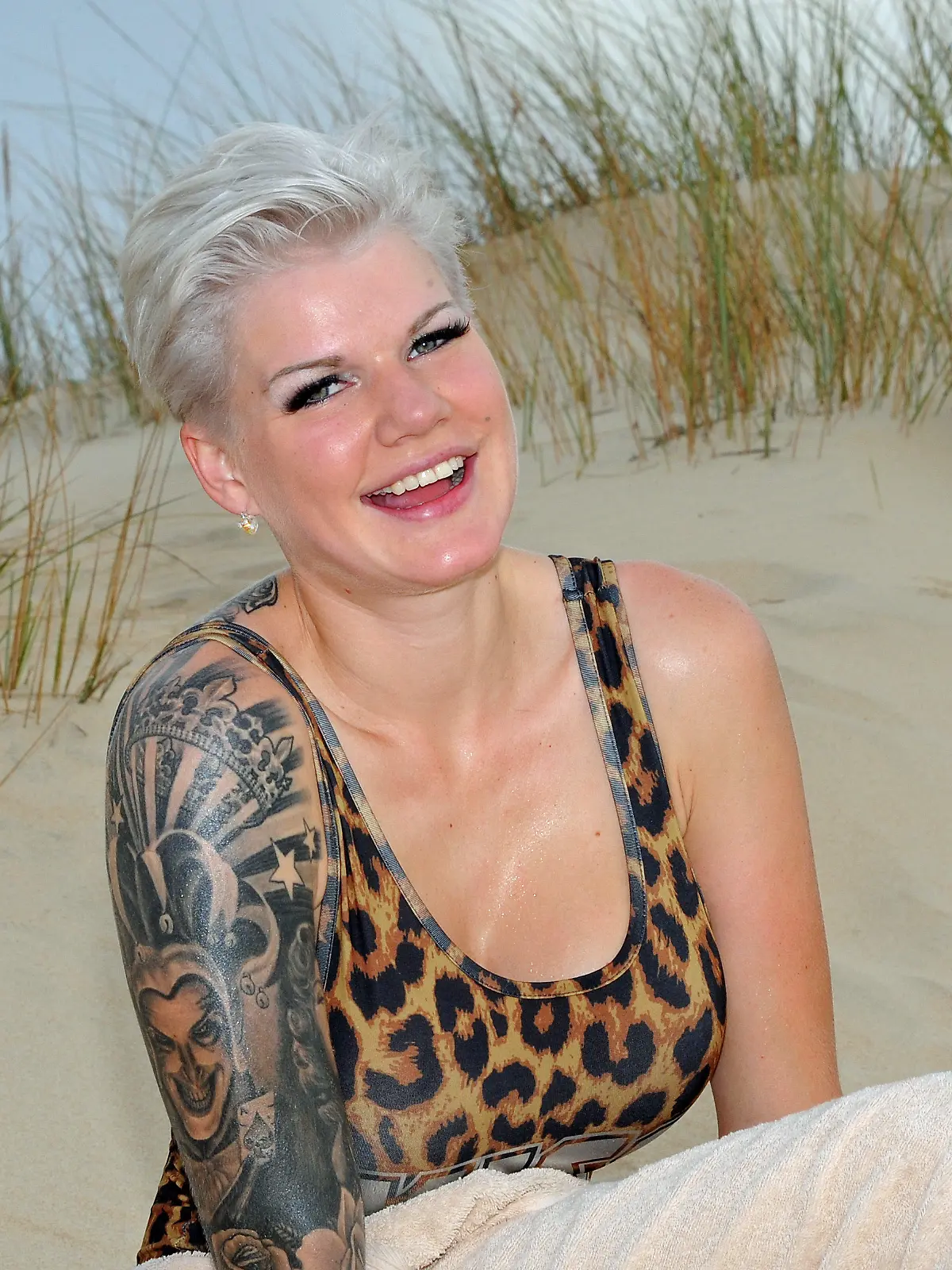 ARCHIV - Model Melanie Müller posiert am 03.11.2016 am Strand Playa La Barrosa in Novo Sancti Petri in Chiclana. (Zu dpa «RTL-Dschungelkönigin Melanie Müller ist schwanger» vom 03.05.2017) Foto: Ursula Düren/dpa +++(c) dpa - Bildfunk+++