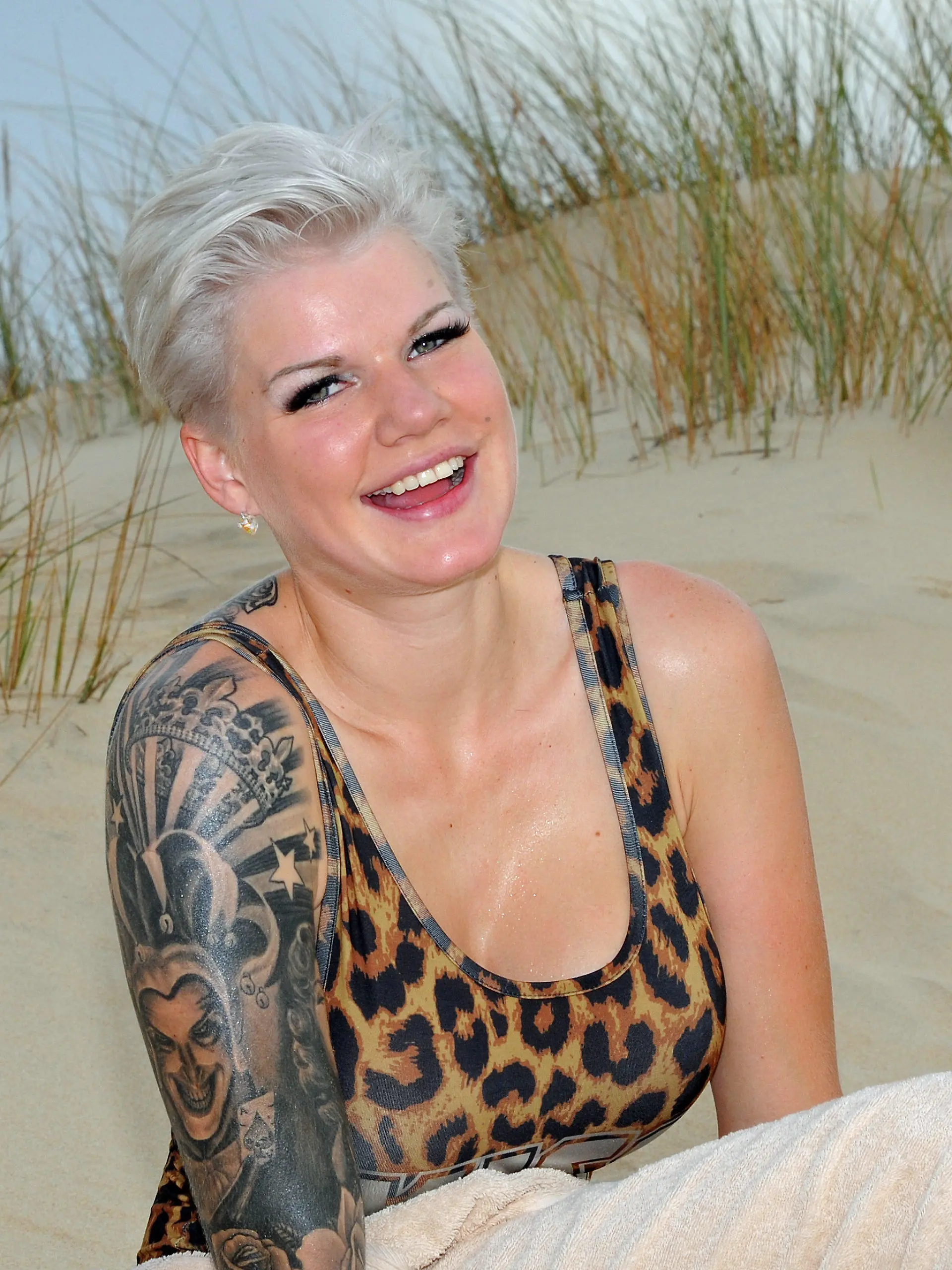 ARCHIV - Model Melanie Müller posiert am 03.11.2016 am Strand Playa La Barrosa in Novo Sancti Petri in Chiclana. (Zu dpa «RTL-Dschungelkönigin Melanie Müller ist schwanger» vom 03.05.2017) Foto: Ursula Düren/dpa +++(c) dpa - Bildfunk+++