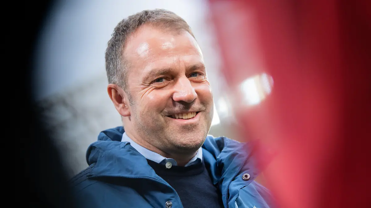 ARCHIV - 29.02.2020, Baden-Württemberg, Sinsheim: Fußball: Bundesliga, 24. Spieltag, 1899 Hoffenheim - Bayern München, PreZero Arena. Münchens Trainer Hans-Dieter Flick steht vor dem Spiel im Stadion. (zu dpa "Meistertitel klares Bayern-Ziel - Flick: Endspurt «Power-Saison») Foto: Tom Weller/dpa +++ dpa-Bildfunk +++
