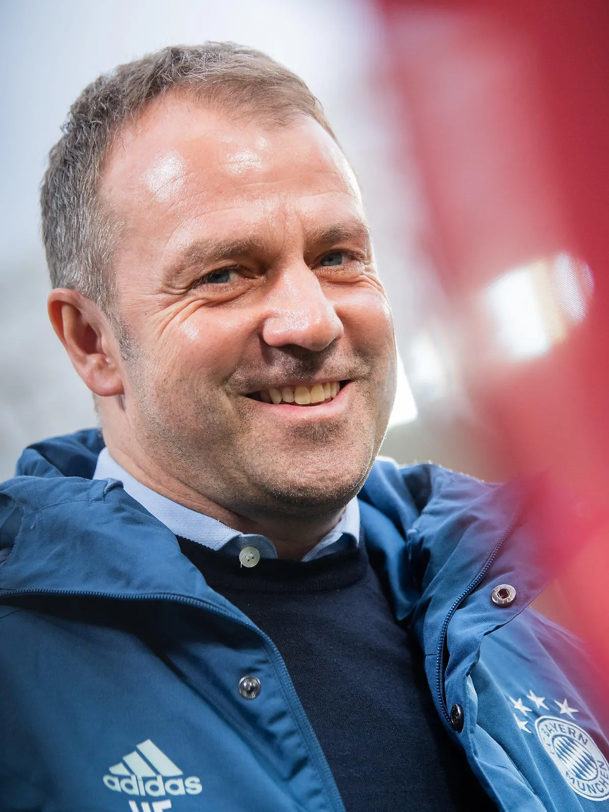 ARCHIV - 29.02.2020, Baden-Württemberg, Sinsheim: Fußball: Bundesliga, 24. Spieltag, 1899 Hoffenheim - Bayern München, PreZero Arena. Münchens Trainer Hans-Dieter Flick steht vor dem Spiel im Stadion. (zu dpa "Meistertitel klares Bayern-Ziel - Flick: Endspurt «Power-Saison») Foto: Tom Weller/dpa +++ dpa-Bildfunk +++