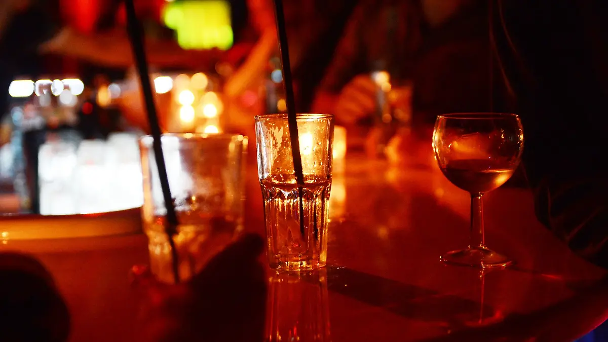 Expertin warnt: K.-o.-Tropfen und hochkonzentrierter Alkohol werden heimlich auch im Bekanntenkreis verabreicht. (Symbolbild)