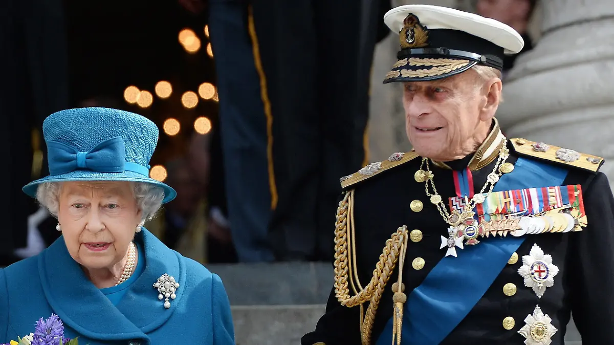 ARCHIV - 13.03.2015, Großbritannien, London: Die britische Königin Elizabeth II. und ihr Ehemann Prinz Philip, Herzog von Edinburgh, verlassen die St. Paul's Cathedral im Anschluss an eine Gedenkfeier zum Ende der Kampfeinsätze in Afghanistan. Der britische Prinz feiert am 10. Juni 2020 seinen 99. Geburtstag. Foto: Andy Rain/EPA/dpa +++ dpa-Bildfunk +++