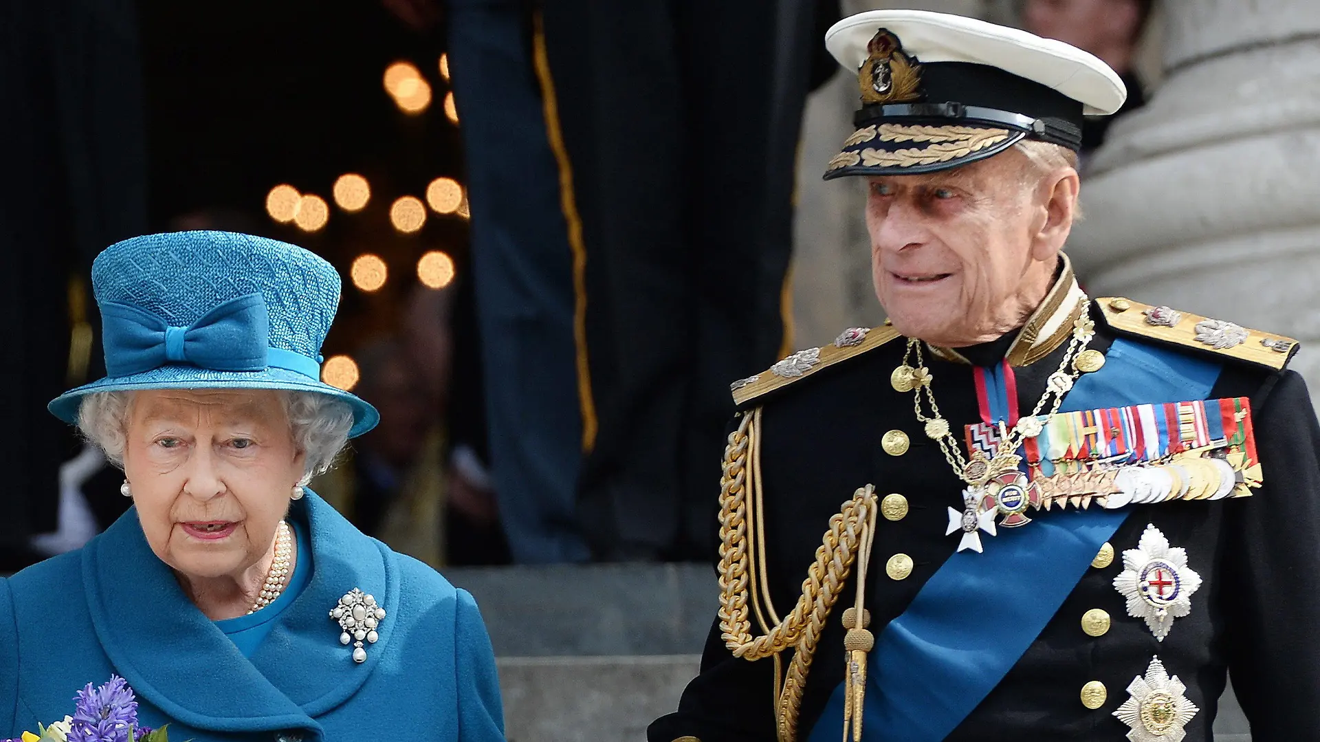ARCHIV - 13.03.2015, Großbritannien, London: Die britische Königin Elizabeth II. und ihr Ehemann Prinz Philip, Herzog von Edinburgh, verlassen die St. Paul's Cathedral im Anschluss an eine Gedenkfeier zum Ende der Kampfeinsätze in Afghanistan. Der britische Prinz feiert am 10. Juni 2020 seinen 99. Geburtstag. Foto: Andy Rain/EPA/dpa +++ dpa-Bildfunk +++