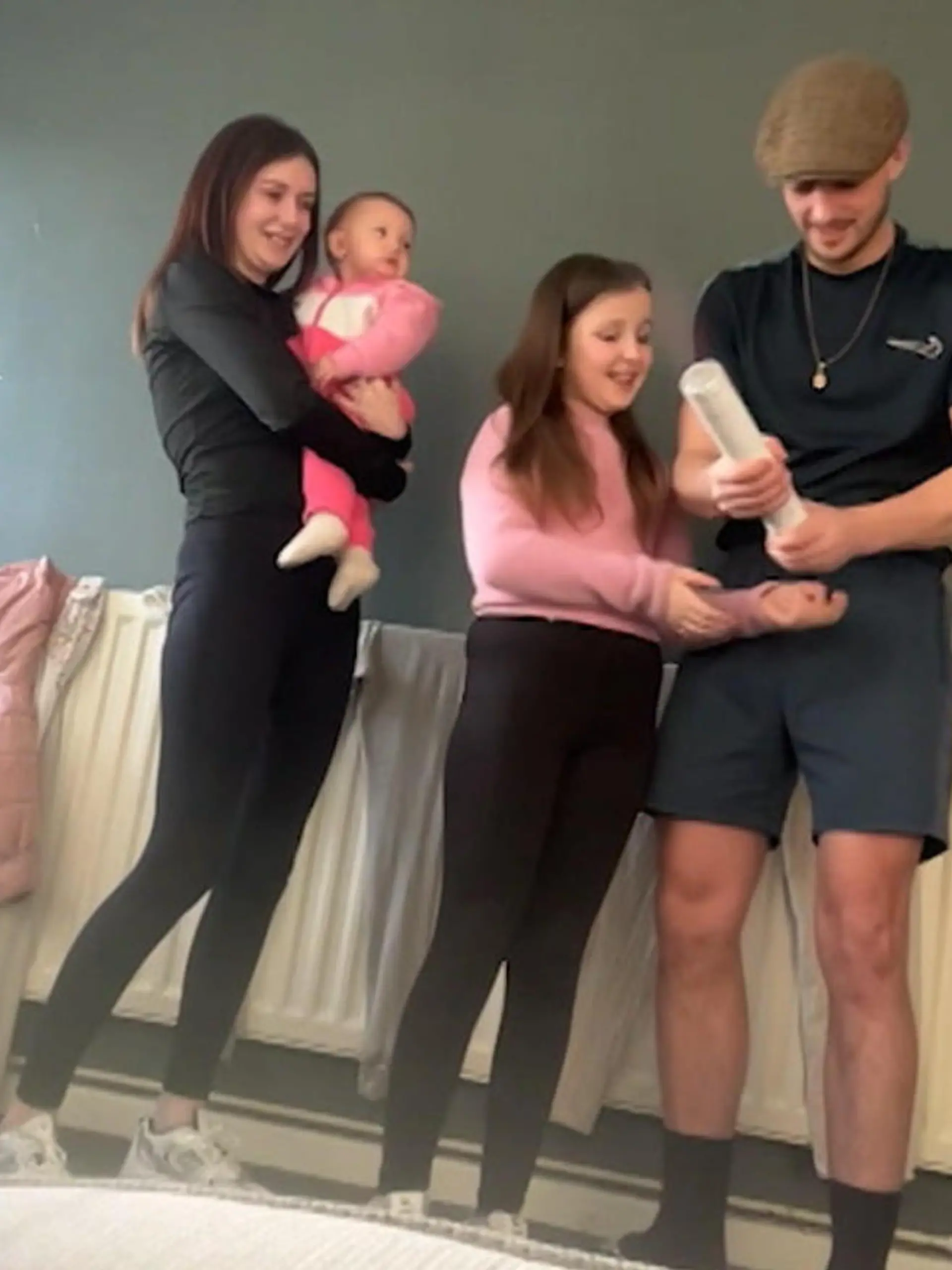 Bild zu: "Sehen so Vater-Freuden aus? Papa rastet wegen Baby-Geschlecht aus"