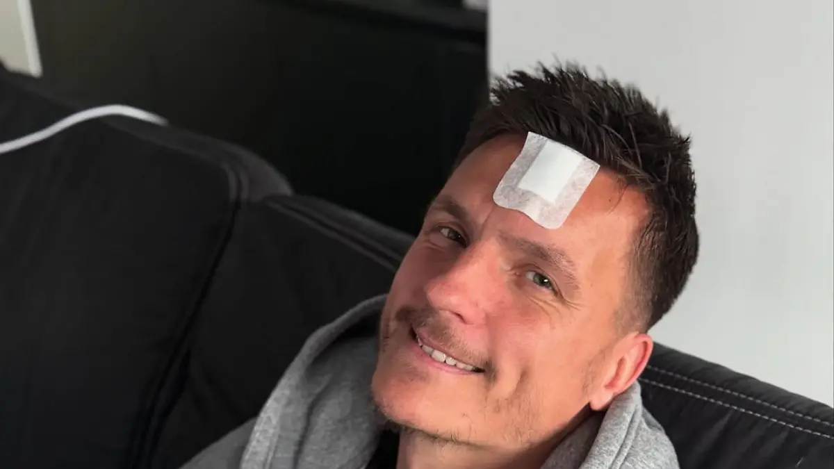 Nach dem heftigen Zusammenprall im Spiel gegen den VfL Bochum kann Heidenheim-Torwart Kevin Müller schon wieder lächeln.