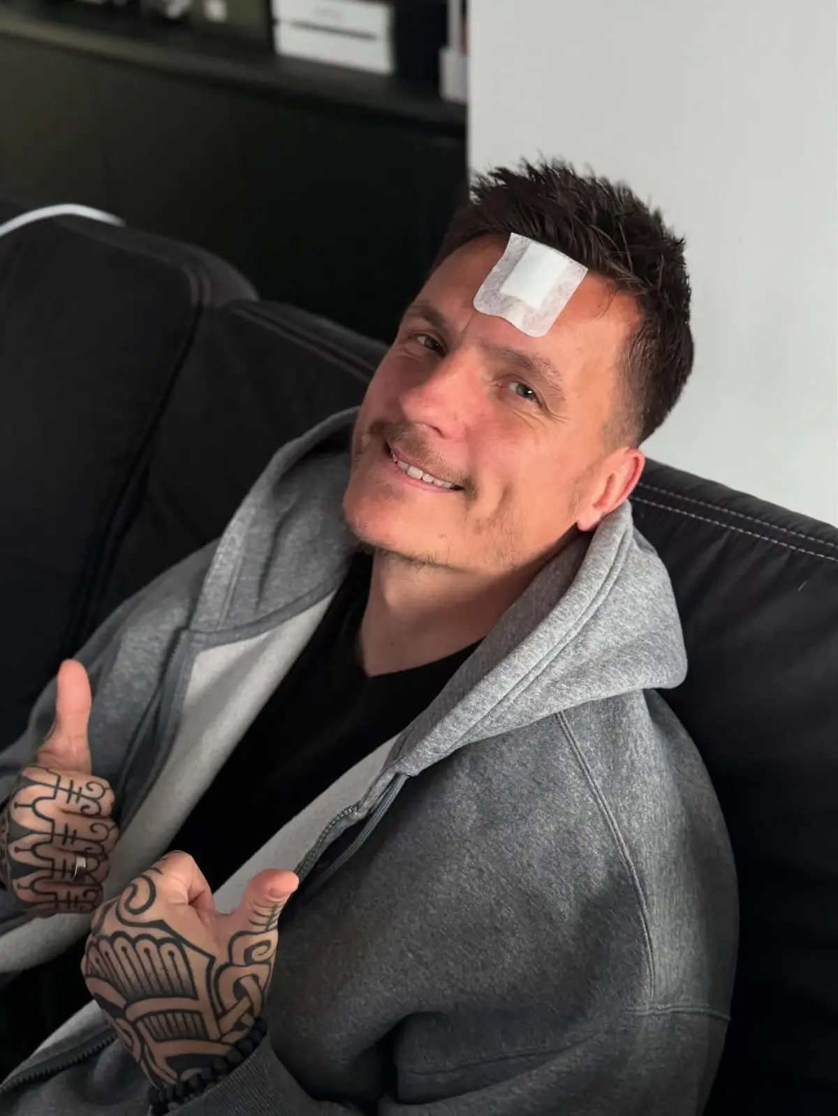 Nach dem heftigen Zusammenprall im Spiel gegen den VfL Bochum kann Heidenheim-Torwart Kevin Müller schon wieder lächeln.