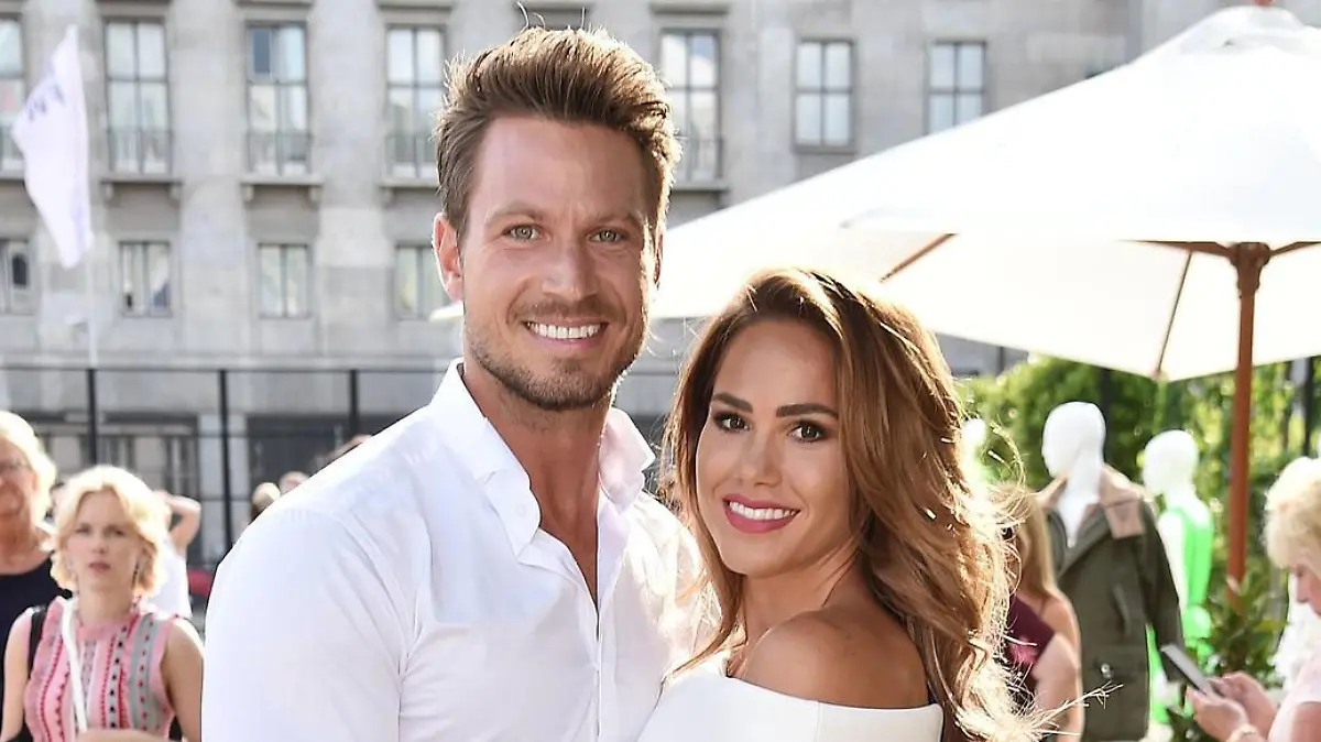  Sebastian Pannek und Angelina Heger bei der Ankunft zur Guido Maria Kretschmer Modenschau im Rahmen der Mercedes-Benz Fashion Week Frühjahr/Sommer am 1.07.2019 in Berlin MBFW Fashionweek 2019 Juli in Berlin- Guido Maria Kretschmer Fashionshow *** Sebastian Pannek and Angelina Heger arriving at Guido Maria Kretschmer Fashion Show as part of Mercedes Benz Fashion Week Spring Summer 1 07 2019 in Berlin MBFW Fashionweek 2019 July in Berlin Guido Maria Kretschmer Fashion Show PUBLICATIONxINxGERxSUIxAUTxONLY