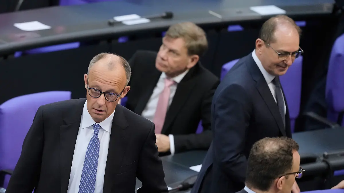 Friedrich Merz (l.) reagiert nach dem Scheitern bei der Kanzlerwahl im Bundestag am 6. Mai 2025.
