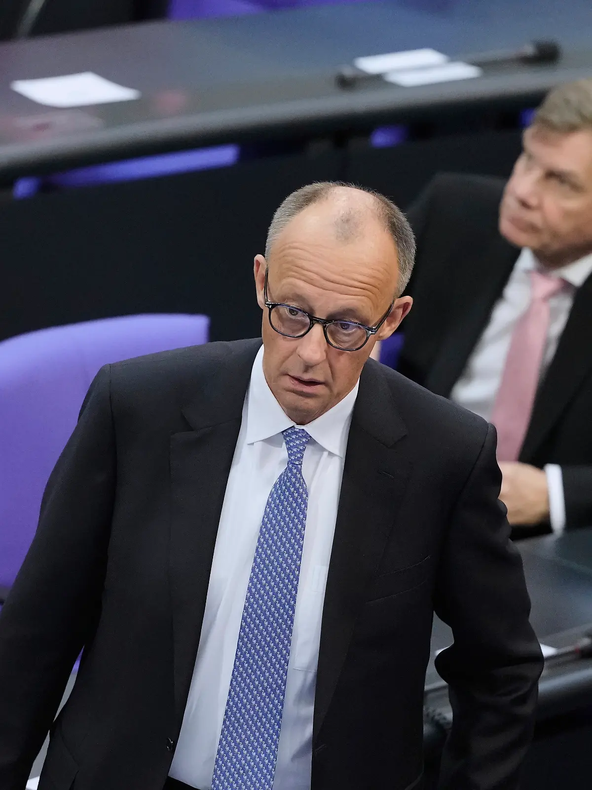 Friedrich Merz (l.) reagiert nach dem Scheitern bei der Kanzlerwahl im Bundestag am 6. Mai 2025.