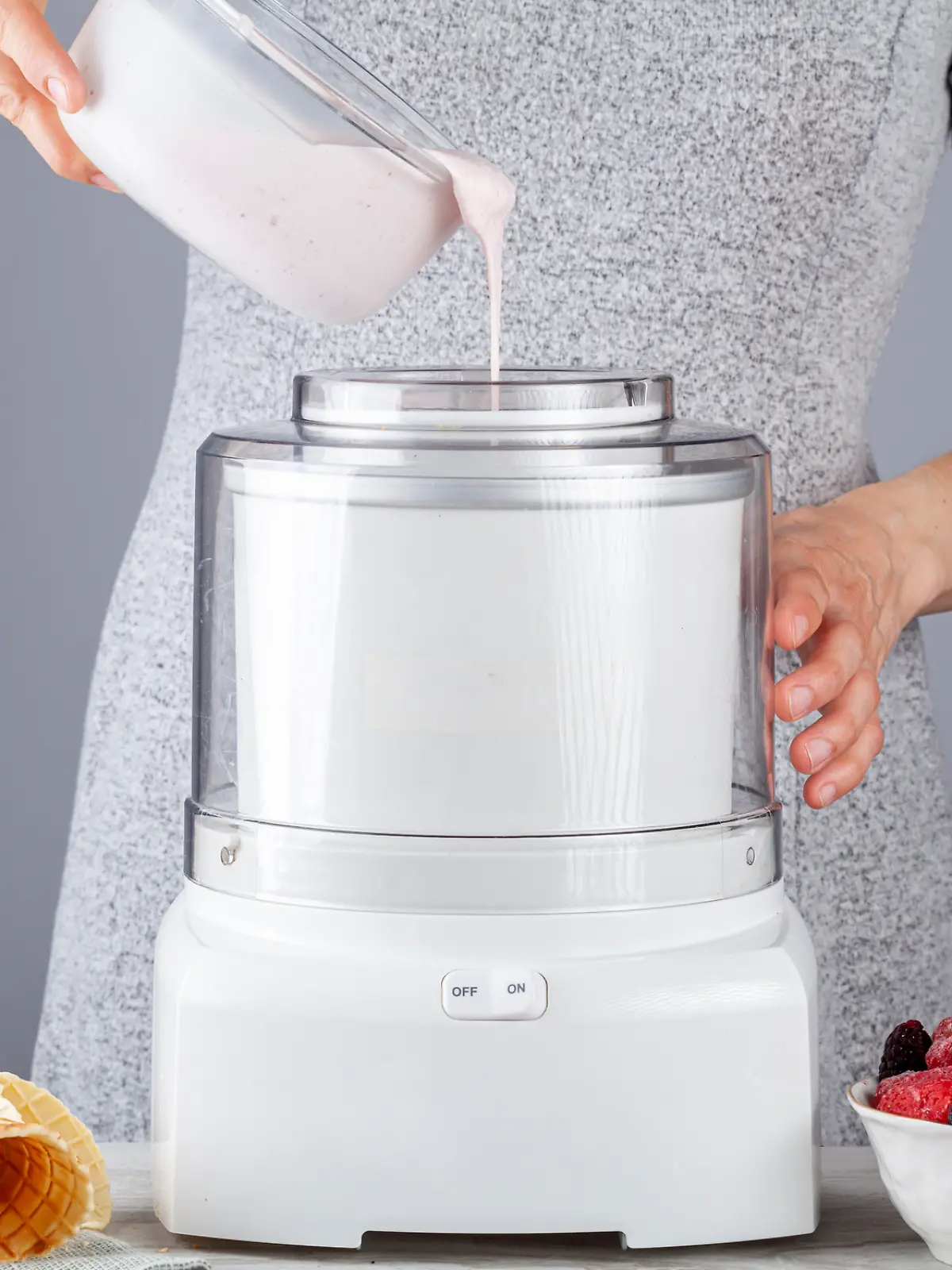 Frau benutzt Eismaschine. 