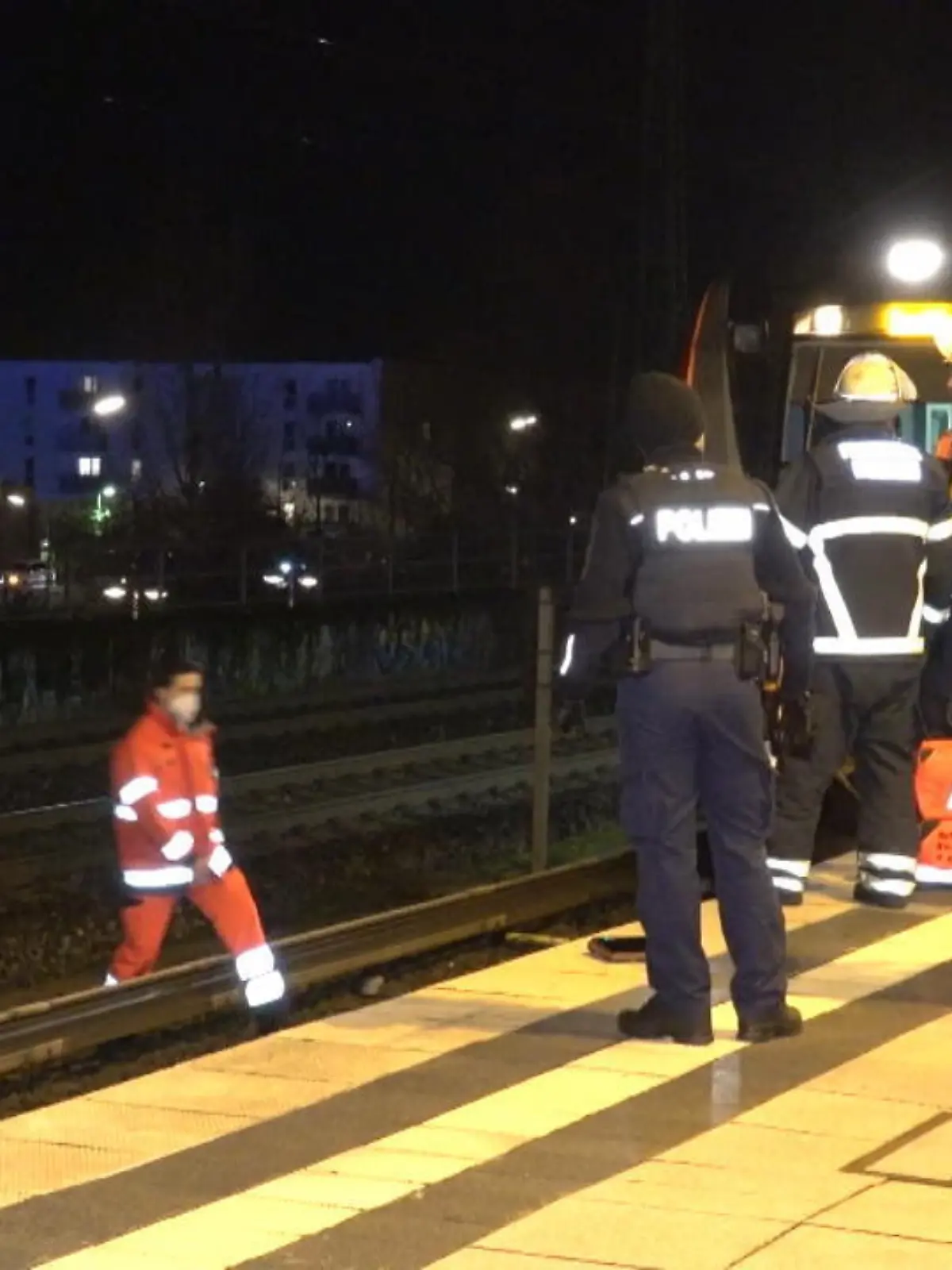 Zwei 18-jährige Mädchen sind beim Überqueren der Bahnschienen in der Nähe des Bahnhofs Hamburg-Allermöhe von einem Regionalexpress erfasst und schwer verletzt worden.