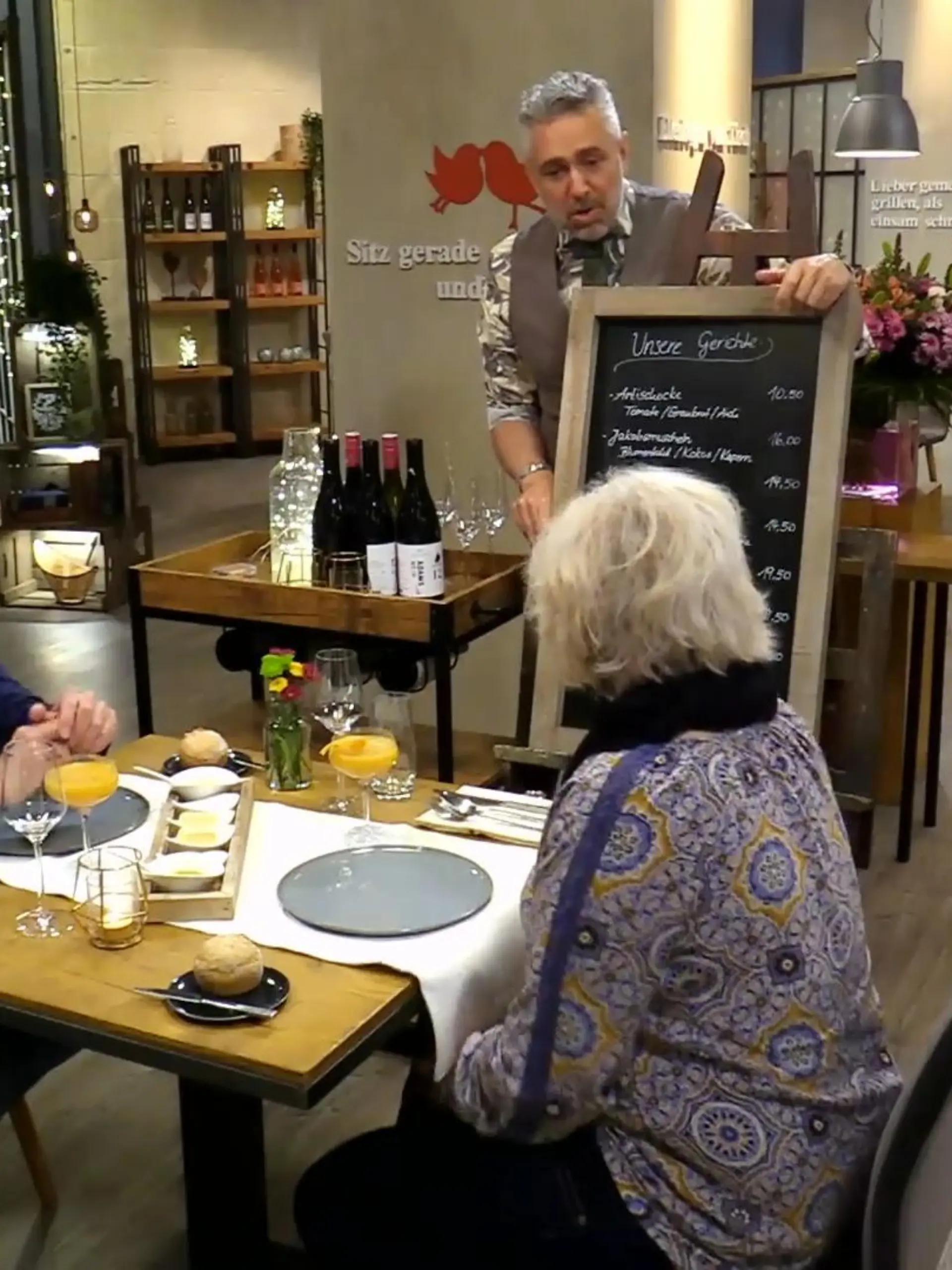 Bild zu: "Reginas kulinarische Herausforderung im „First Dates"-Restaurant"