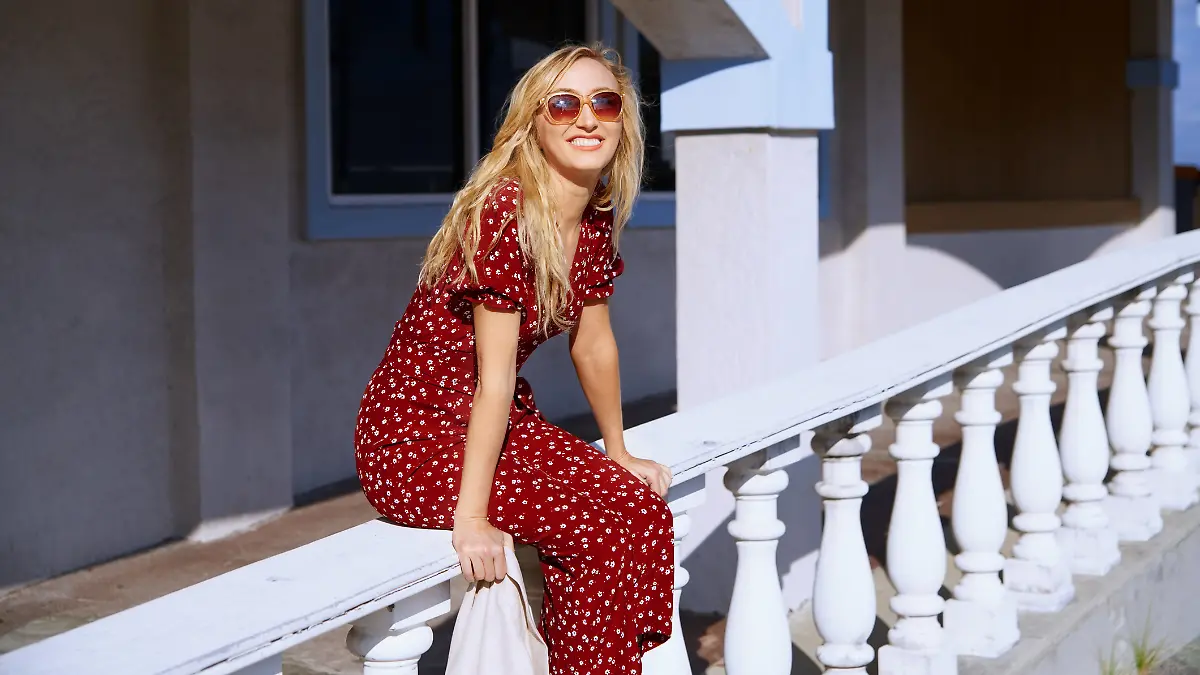 Frau in sommerlichem Jumpsuit.