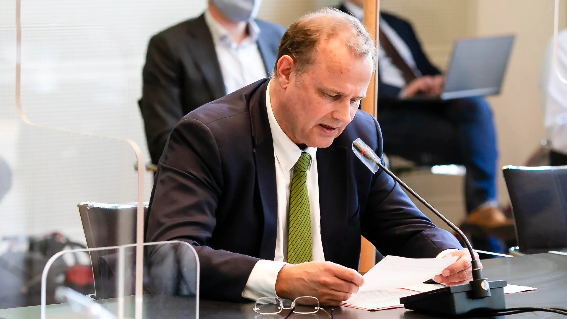 10.06.2020, Schleswig-Holstein, Kiel: Schleswig-Holsteins Justizminister Claus Christian Claussen (CDU) liest eine Erklärung vor während einer Sitzung des Innen- und Rechtsausschusses im Kieler Landtag. Es sollte geklärt werden, warum der Hauptverdächtige im Fall des britischen Mädchens Maddie McCann 2008 wegen einer Justizpanne der Staatsanwaltschaft Flensburg vorübergehend für etwa vier Wochen freigekommen war. Der mehrfach straffällig gewordene Deutsche sitzt zurzeit wegen eines Drogendeliktes in Kiel im Gefängnis. Foto: Frank Molter/dpa +++ dpa-Bildfunk +++