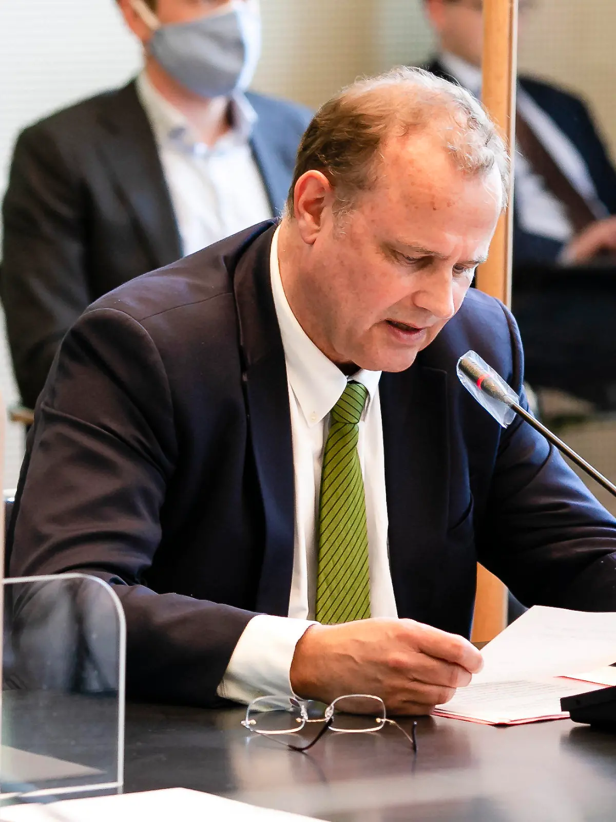 10.06.2020, Schleswig-Holstein, Kiel: Schleswig-Holsteins Justizminister Claus Christian Claussen (CDU) liest eine Erklärung vor während einer Sitzung des Innen- und Rechtsausschusses im Kieler Landtag. Es sollte geklärt werden, warum der Hauptverdächtige im Fall des britischen Mädchens Maddie McCann 2008 wegen einer Justizpanne der Staatsanwaltschaft Flensburg vorübergehend für etwa vier Wochen freigekommen war. Der mehrfach straffällig gewordene Deutsche sitzt zurzeit wegen eines Drogendeliktes in Kiel im Gefängnis. Foto: Frank Molter/dpa +++ dpa-Bildfunk +++