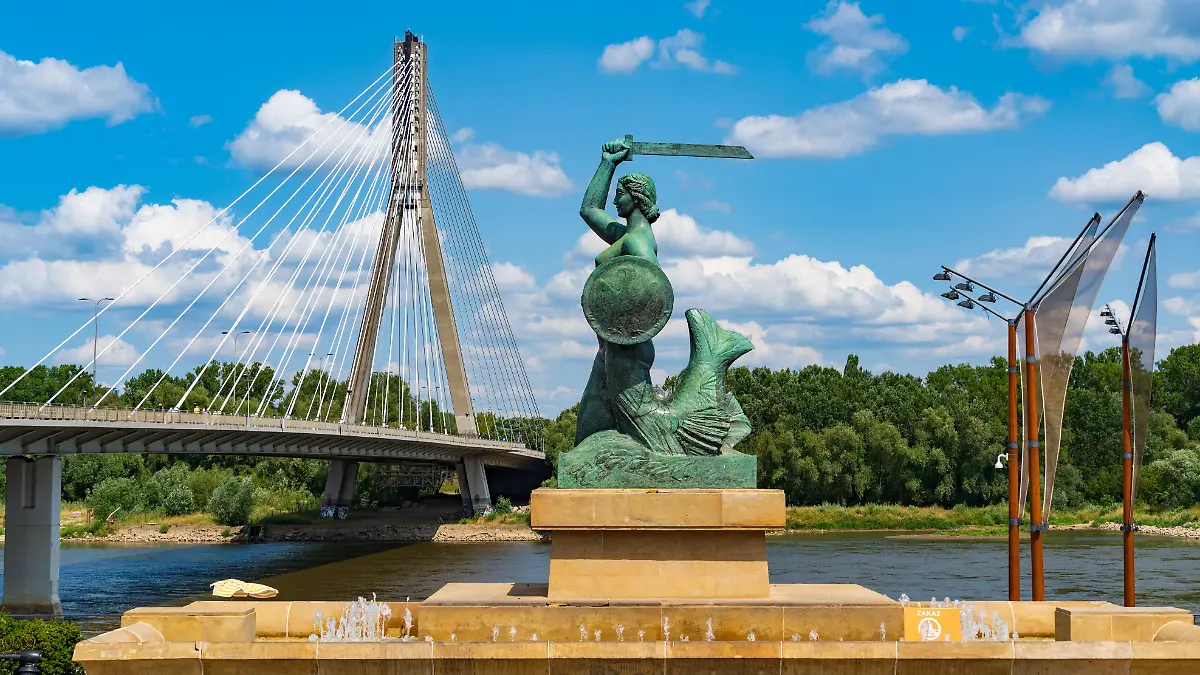 Bronzeskulptur der Warschauer Seejungfer am Ufer der Weichsel, hinten Swietokrzyski Brücke, ?wi?tokrzyski-Brücke, Warschau, Polen, Europa
