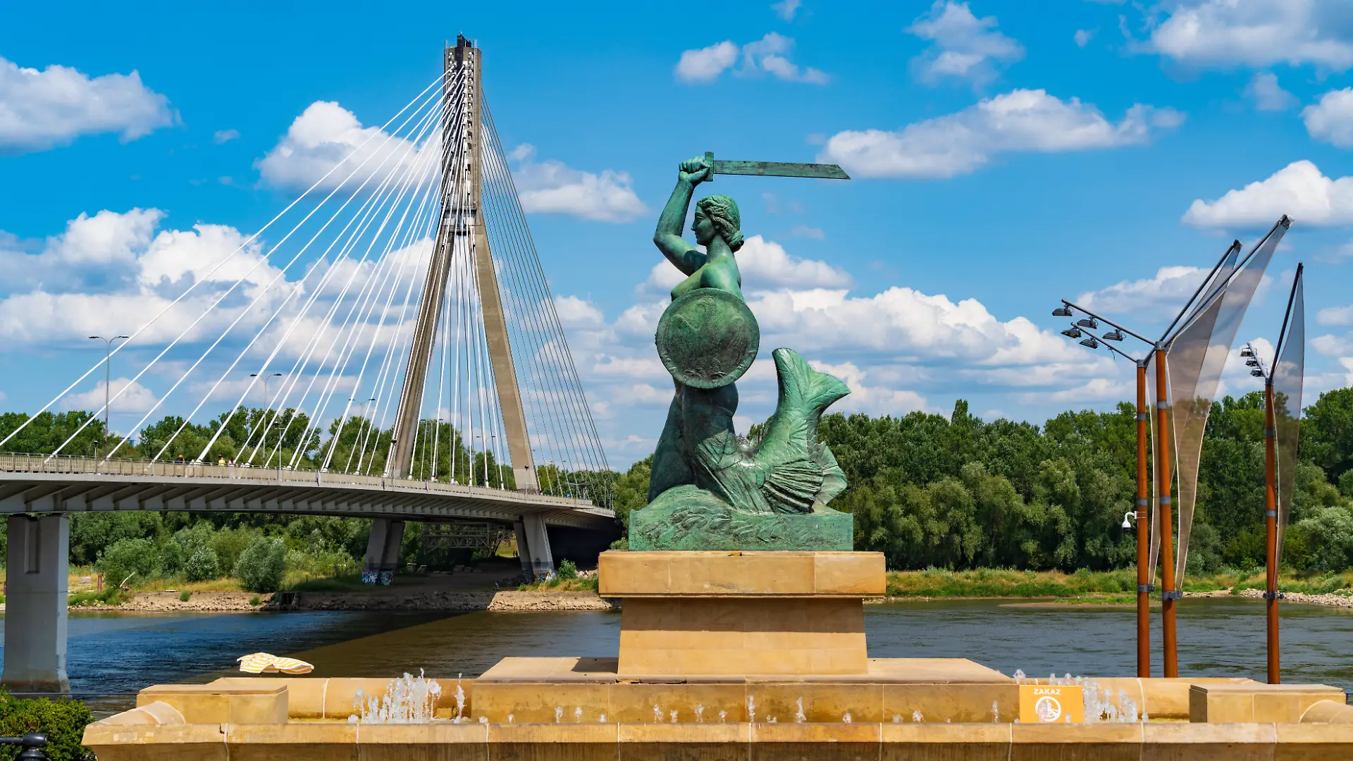 Bronzeskulptur der Warschauer Seejungfer am Ufer der Weichsel, hinten Swietokrzyski Brücke, ?wi?tokrzyski-Brücke, Warschau, Polen, Europa