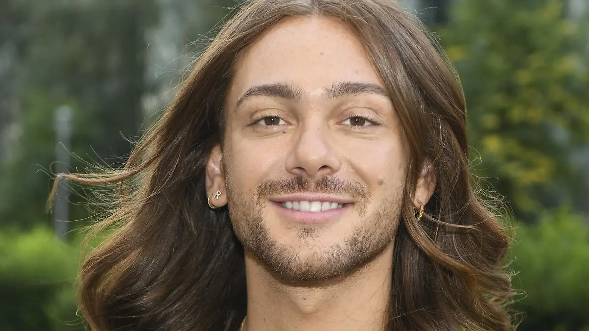 So sieht Riccardo Simonetti aktuell nicht aus, denn der Influencer hat sich zum November hin die Haare hellblond gefärbt.