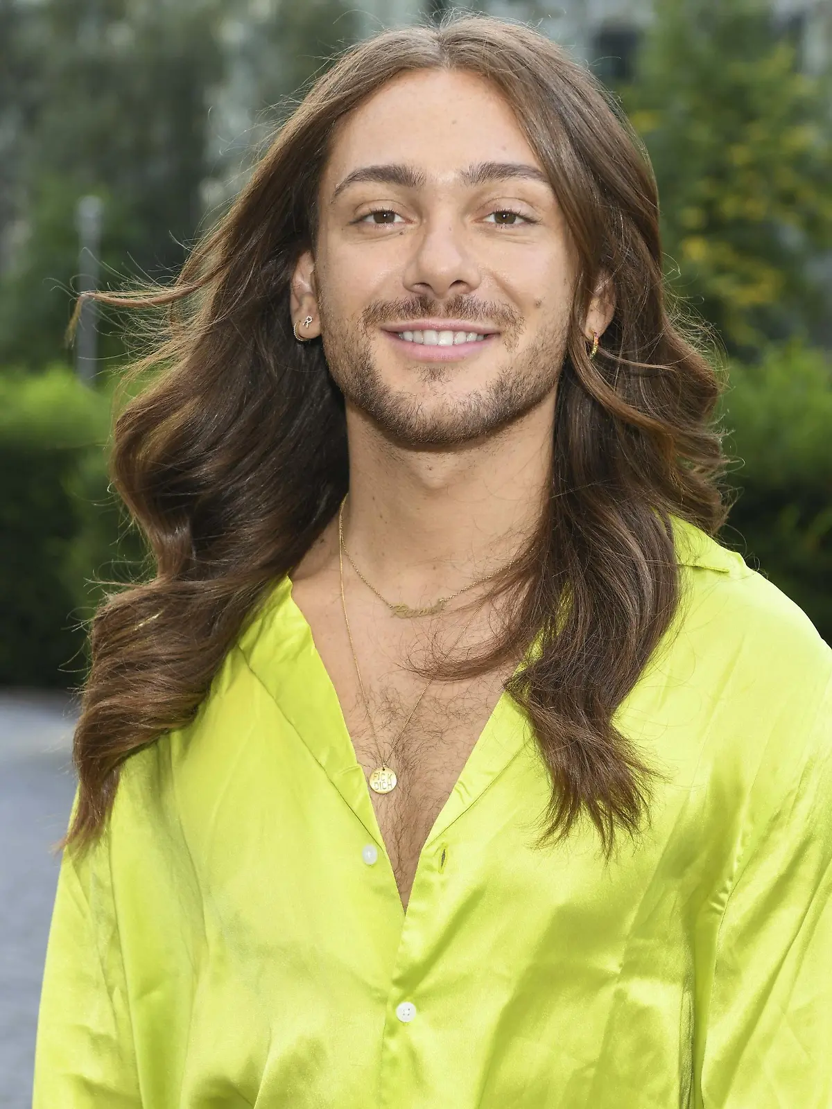 So sieht Riccardo Simonetti aktuell nicht aus, denn der Influencer hat sich zum November hin die Haare hellblond gefärbt.