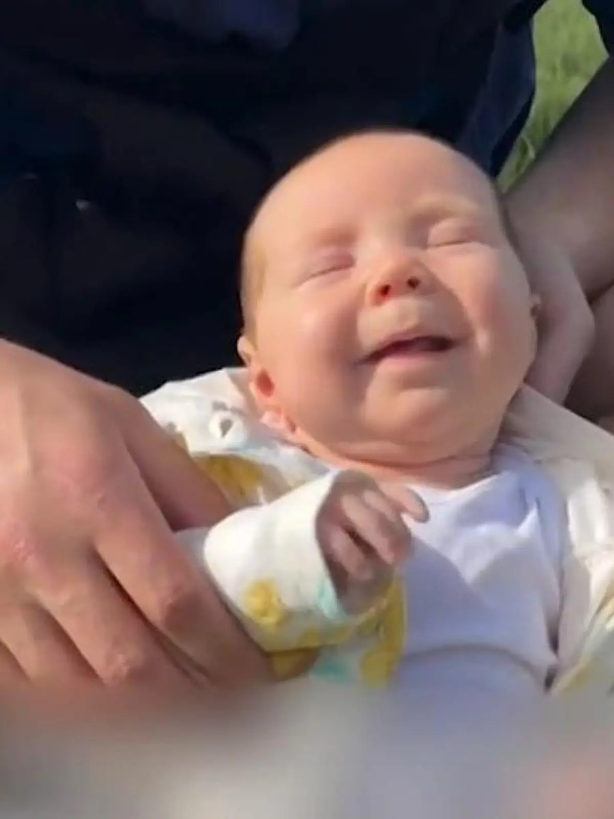 Baby berührt Gras – Eltern ernten Hass!